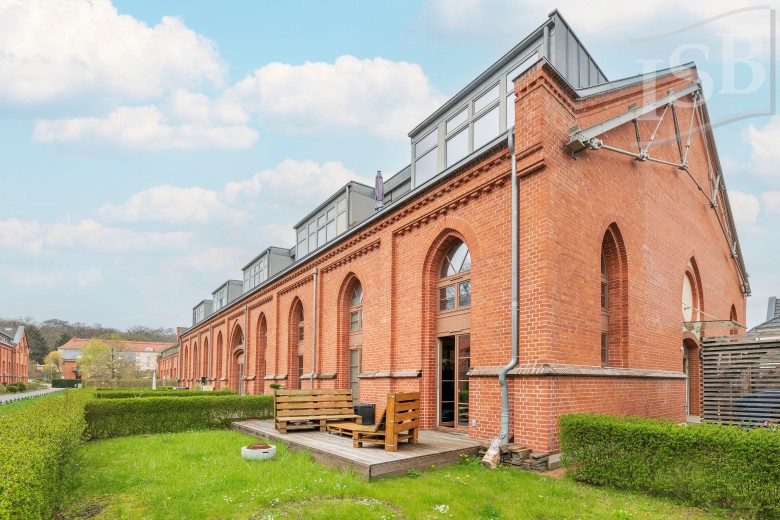 Baudenkmal – Wohnen in historischer Reiterhalle mit Privatgarten in Potsdam // VERKAUFT