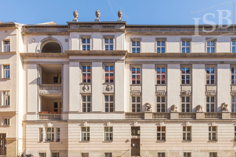 Königliches Hofbeamtenhaus: herrschaftlicher Altbau mit großer Loggia in Bestlage von Mitte