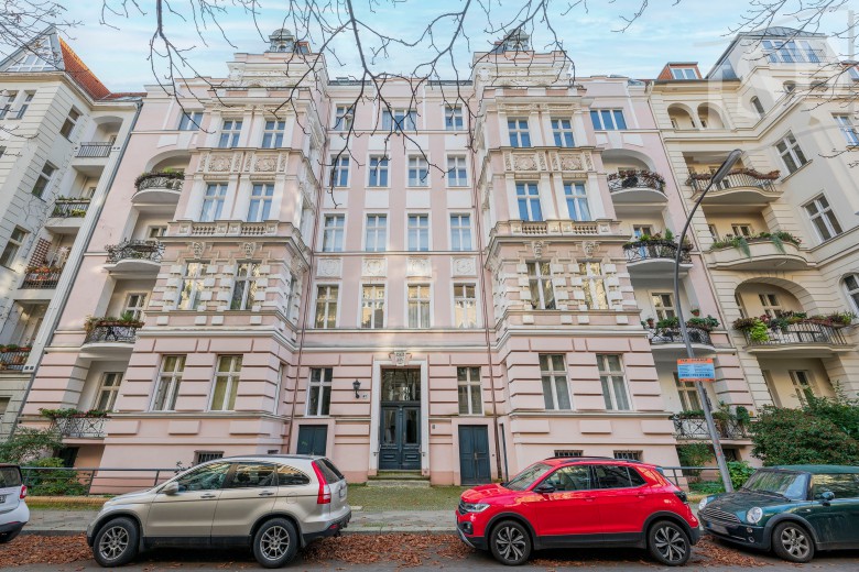 Großzügige und ruhige Altbau-Wohnung mit Balkon im Bayerischen Viertel // VERKAUFT